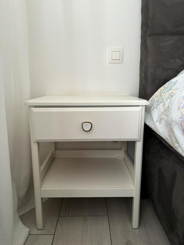 ️ IKEA nachtkastje — massief hout, Huis en Inrichting, Slaapkamer | Nachtkastjes, Zo goed als nieuw, Hout, Ophalen