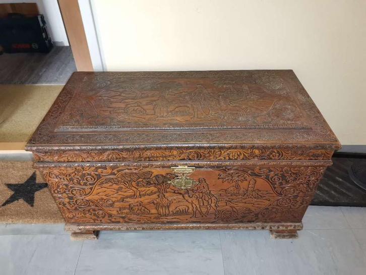 Grote gebeeldhouwde massief houten kist, Huis en Inrichting, Woonaccessoires | Kisten, Zo goed als nieuw, 50 tot 75 cm, 50 tot 75 cm