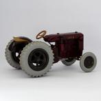 Jaren '50 Zetor 25 Tractor in Donkerrood Bakeliet, Verzenden