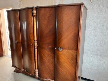 Volledige slaapkamer met gebogen deuren beschikbaar voor biedingen