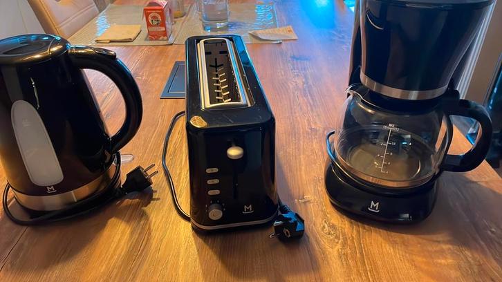 3 Electromenagers cafetiere - bouloire - grille pain, Elektronische apparatuur, Waterkokers, Zo goed als nieuw, 1 tot 2 liter