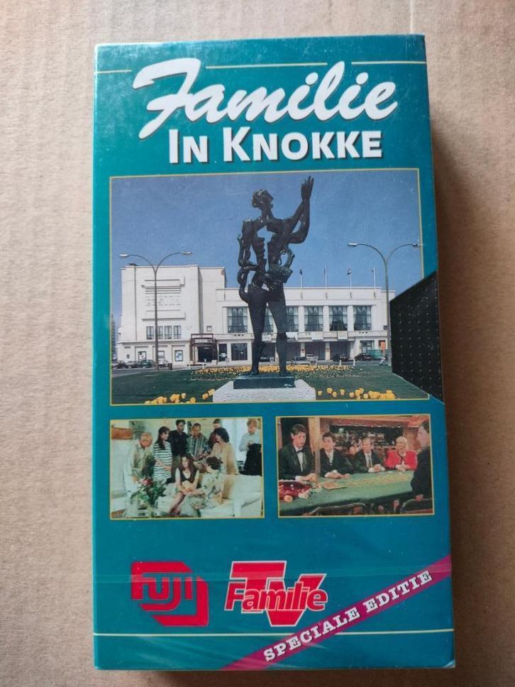 Collector item VHS Familie in Knokke 1996 in blister, Verzamelen, Film en Tv, Nieuw, Tv, Gebruiksvoorwerp, Ophalen of Verzenden