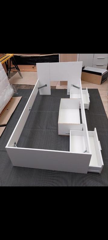 Bed-, boxspring- en matrasset (levering. en hermontage. pos. beschikbaar voor biedingen