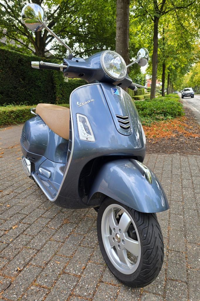 Mooie Vespa GTS 125cc I-get Showroomstaat, Motoren, Motoren | Piaggio, Particulier, Scooter, ABS, LED Verlichting, Traction Control