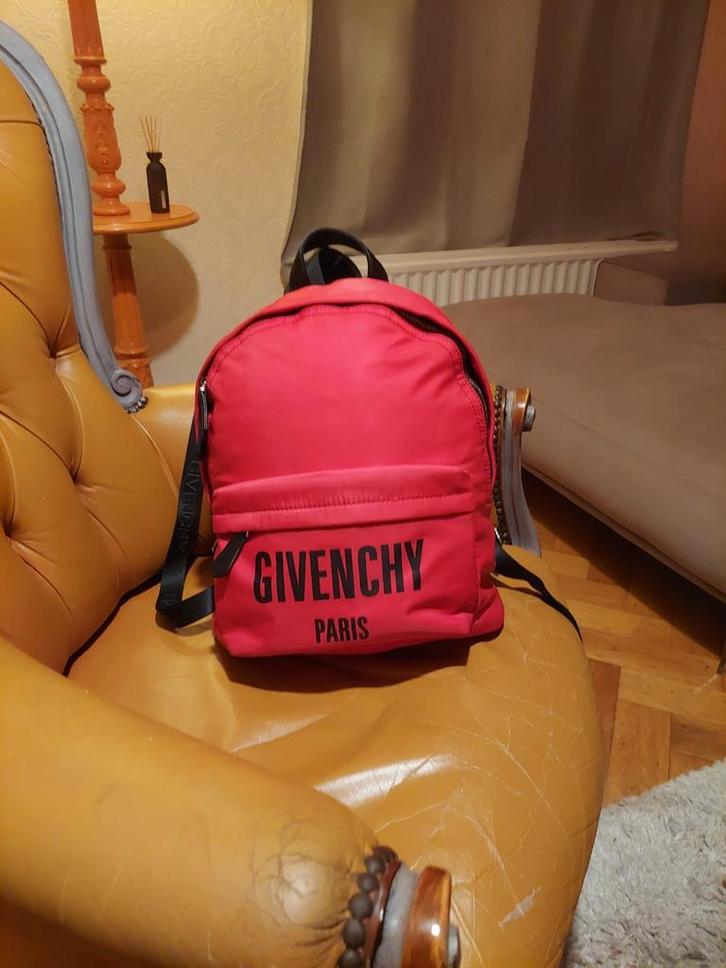 Joli sac à dos de voyage Givenchy Authentique unisexe, Handtassen en Accessoires, Tassen | Rugtassen, Zo goed als nieuw, Waterdicht