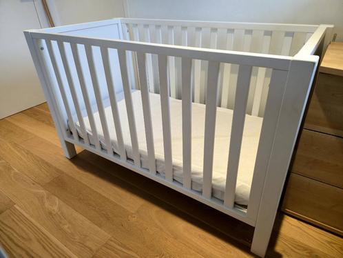 Babybed Quax en matras, Kinderen en Baby's, Kinderkamer | Bedden, Zo goed als nieuw, Minder dan 140 cm, Minder dan 70 cm, Lattenbodem