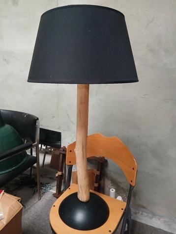 Houten vloerlamp beschikbaar voor biedingen