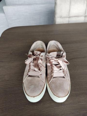 Sneakers  beschikbaar voor biedingen