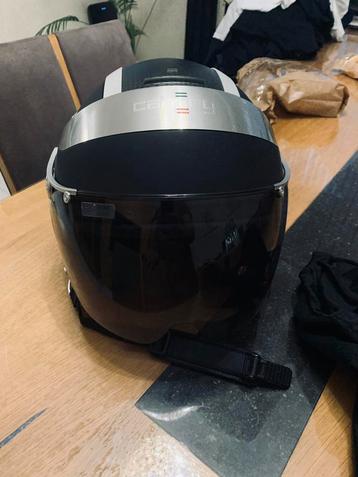 Motor helm beschikbaar voor biedingen