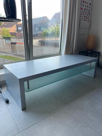 Salon tafel beschikbaar voor biedingen