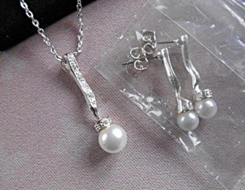 AVON: Fijne, elegante, verfijnde set, Handtassen en Accessoires, Kettingen, Nieuw, Zilver, Zilver, Ophalen of Verzenden