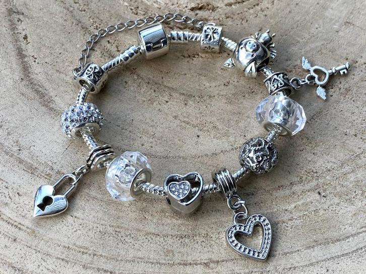 Knappe armband met thema ‘dromen en liefde’: NIEUW, Handtassen en Accessoires, Armbanden, Nieuw, Met bedels of kralen, Met strass