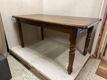 Eiken eettafel met bestekla en 4 stoelen beschikbaar voor biedingen