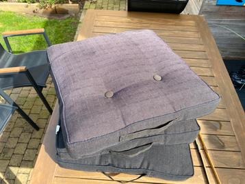 3 kussens in zwart/grijze stof van 50 x 50 cm beschikbaar voor biedingen