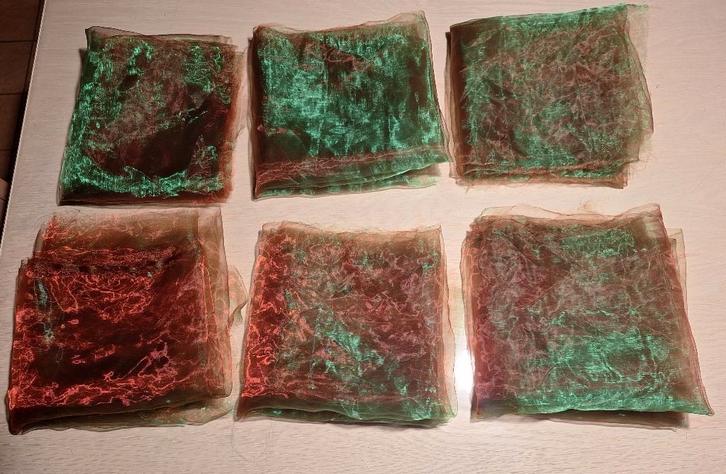 +/- 11,6m iriserende, holografische organzastof (rood/groen), Hobby & Loisirs créatifs, Tissus & Chiffons, Comme neuf, Autres matériaux