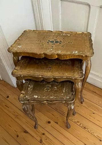Tables gigognes dorées vintage en bois ultra léger  beschikbaar voor biedingen