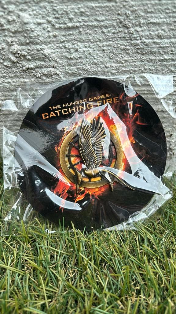 The Hunger Games - Cathing Fire - pin nieuw - 2013, Verzamelen, Film en Tv, Nieuw, Film, Overige typen, Ophalen of Verzenden