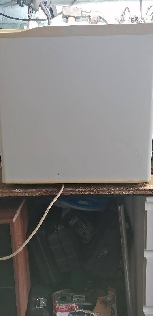 petit frigo bar/table, Electroménager, Réfrigérateurs & Frigos, Utilisé, Avec compartiment congélateur, Moins de 75 litres, Moins de 85 cm