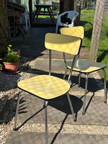 2 formica stoelen geel  beschikbaar voor biedingen
