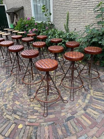 18 Industriele Barkrukken met leren zitting beschikbaar voor biedingen