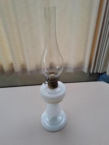 Petroleumlamp in wit opalineglas en kristallen schoorsteenpi