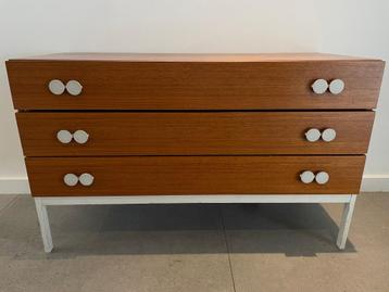 Vintage Mid-Century Ladekast – Teaklook Hout Witte poten beschikbaar voor biedingen