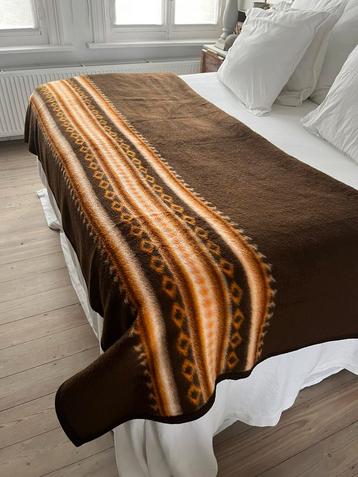 MOOIE VINTAGE DEKEN BRUIN ORANJE IN ZGSTAAT BED beschikbaar voor biedingen
