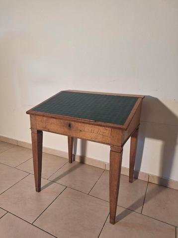 Petit bureau ancien en bois beschikbaar voor biedingen