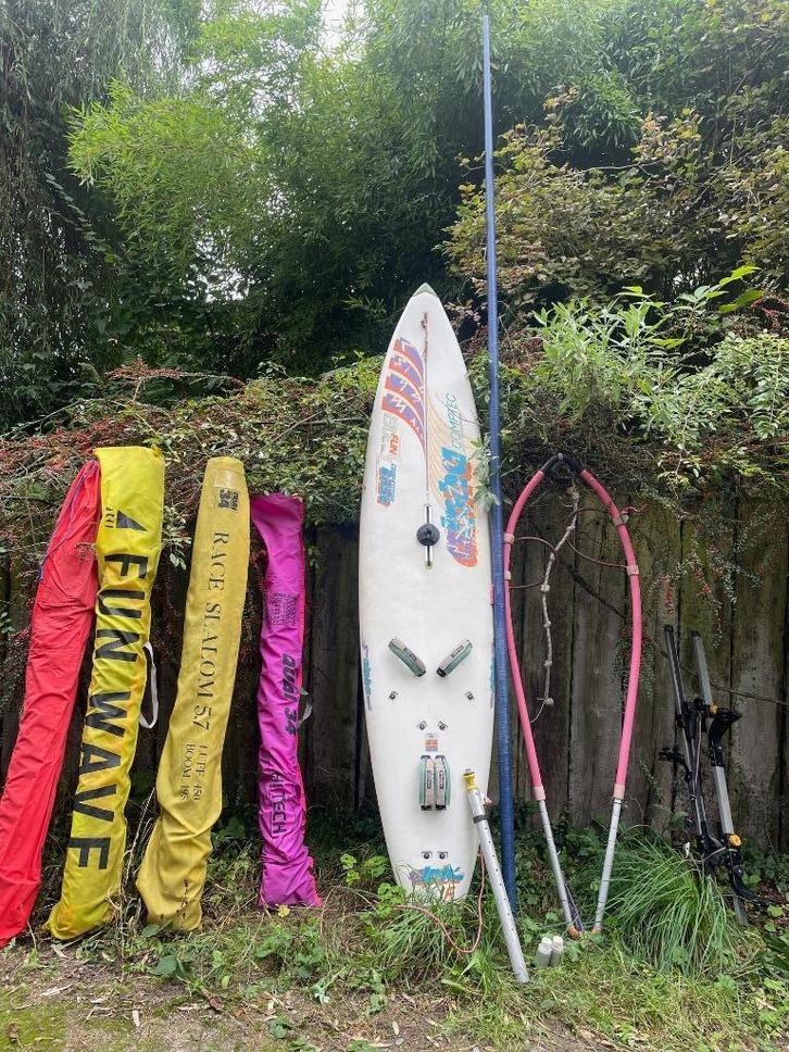 wind surf board + 4 zeilen +bagagerek, Watersport en Boten, Windsurfen, Gebruikt, Complete set, 250 tot 300 cm, Ophalen