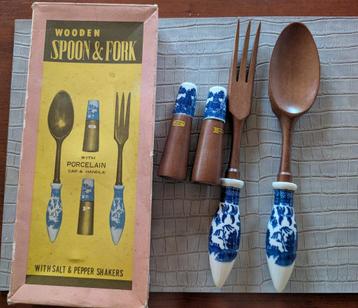 Vintage houten lepel en vork, peper en zoutvat beschikbaar voor biedingen