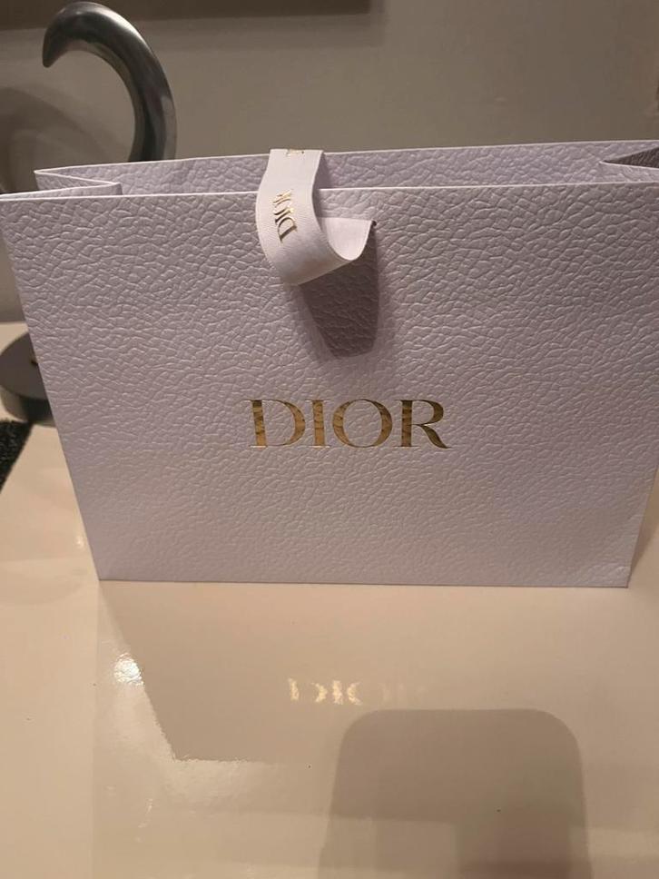 Sac cartonné Dior , pour bijoux , parfum, portefeuilles, Bijoux, Sacs & Beauté, Sacs | Sacs Femme, Comme neuf, Enlèvement ou Envoi