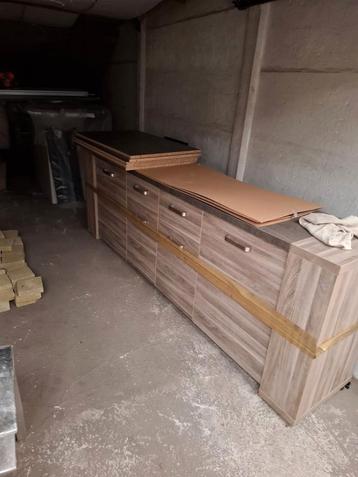Houten dressoir beschikbaar voor biedingen