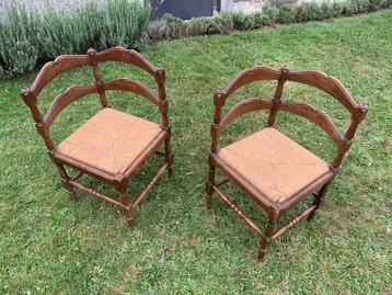 2 chaises en bois et paille beschikbaar voor biedingen