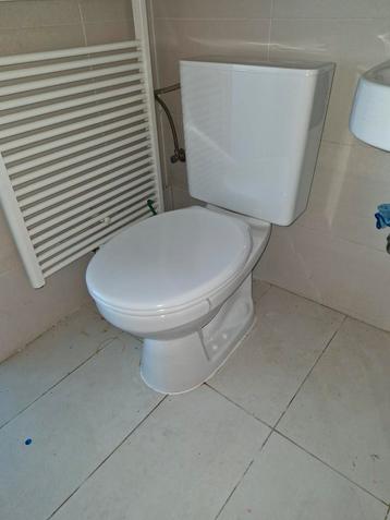 Toilet met geberit jachtbak beschikbaar voor biedingen