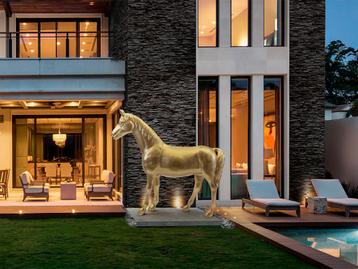 UNIEK XXXXL Future Horse PEGASUS Art design polyresin gold beschikbaar voor biedingen