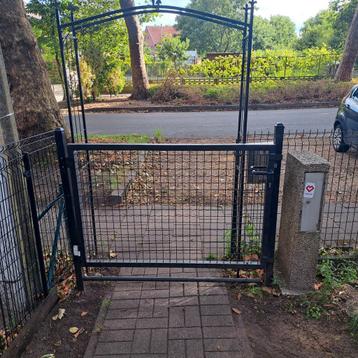  Zwart metalen tuinpoortje + hekwerk te koop  beschikbaar voor biedingen