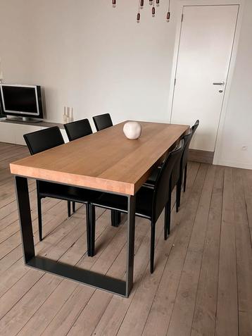 Eettafel beschikbaar voor biedingen