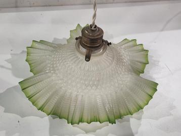 Antieke hanglamp van matglas groen uit de jaren 20/40

 beschikbaar voor biedingen