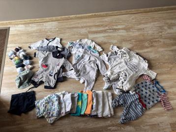 Hele doos kledij 50-56 (baby jongen) beschikbaar voor biedingen