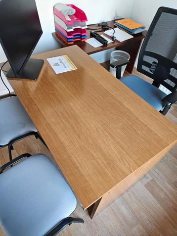 Jaren 1970 stevig bureau met grote bijzettafel beschikbaar voor biedingen