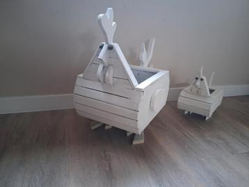 Houten kippen beschikbaar voor biedingen