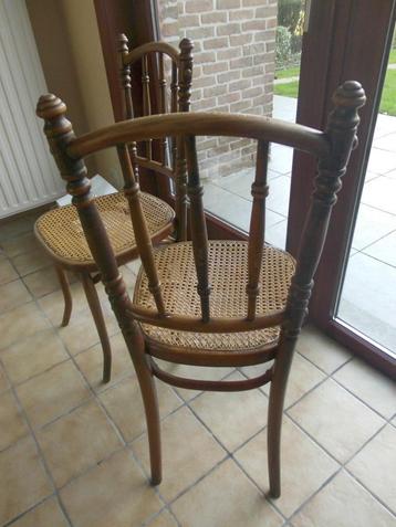 2 antieke Thonet stoelen beschikbaar voor biedingen