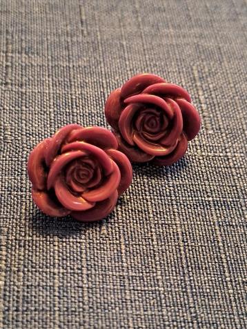 paarse oorbellen beschikbaar voor biedingen