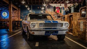 FORD MUSTANG COUPE UIT 1965 MET WITTE EN BLAUWE STREPEN beschikbaar voor biedingen