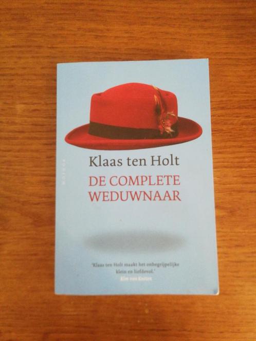 Klaas ten Holt - De complete weduwnaar, Livres, Essais, Chroniques & Interviews, Comme neuf, Enlèvement ou Envoi