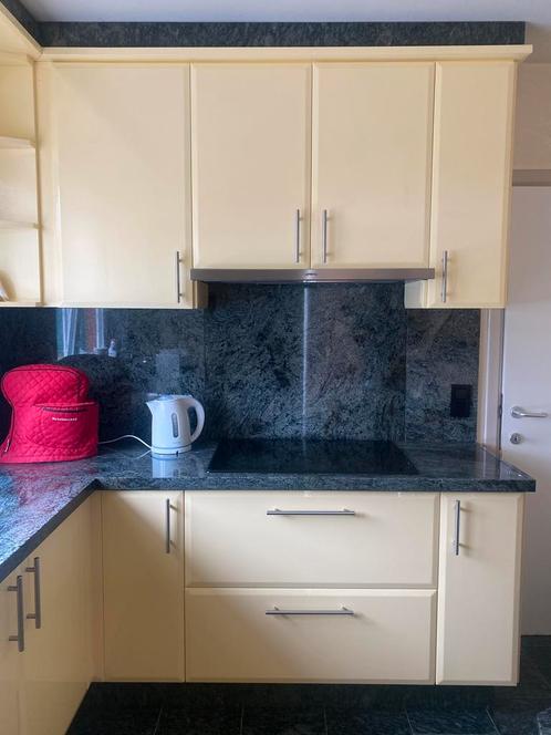 Hoek keuken met toestellen, Huis en Inrichting, Keuken | Complete keukens, Zo goed als nieuw, Hoekkeuken, Geel, Graniet of Steen
