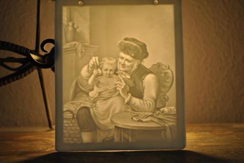LITHOPHANIE Grand père et bébé jouant Biscuit de porcelaine, Antiquités & Art, Antiquités | Porcelaine, Enlèvement ou Envoi