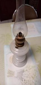 Antieke petroleum lamp in melkglas, mond geblazen., Huis en Inrichting, Ophalen