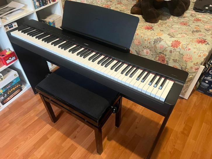 Clavier yamaha P-225 avec support et pédalier, Musique & Instruments, Claviers, Comme neuf, 88 touches, Yamaha, Sensitif, Avec pied