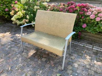 Gratis tuinbank met leuningen knunstsof / aluminium frame beschikbaar voor biedingen